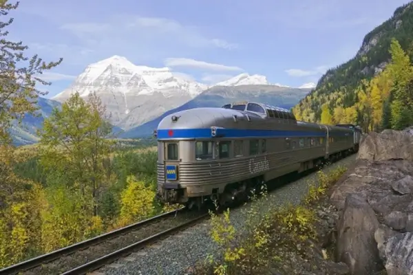 Viagem de Trem pelas Montanhas Rochosas Canadenses: Uma Experiência Inesquecível